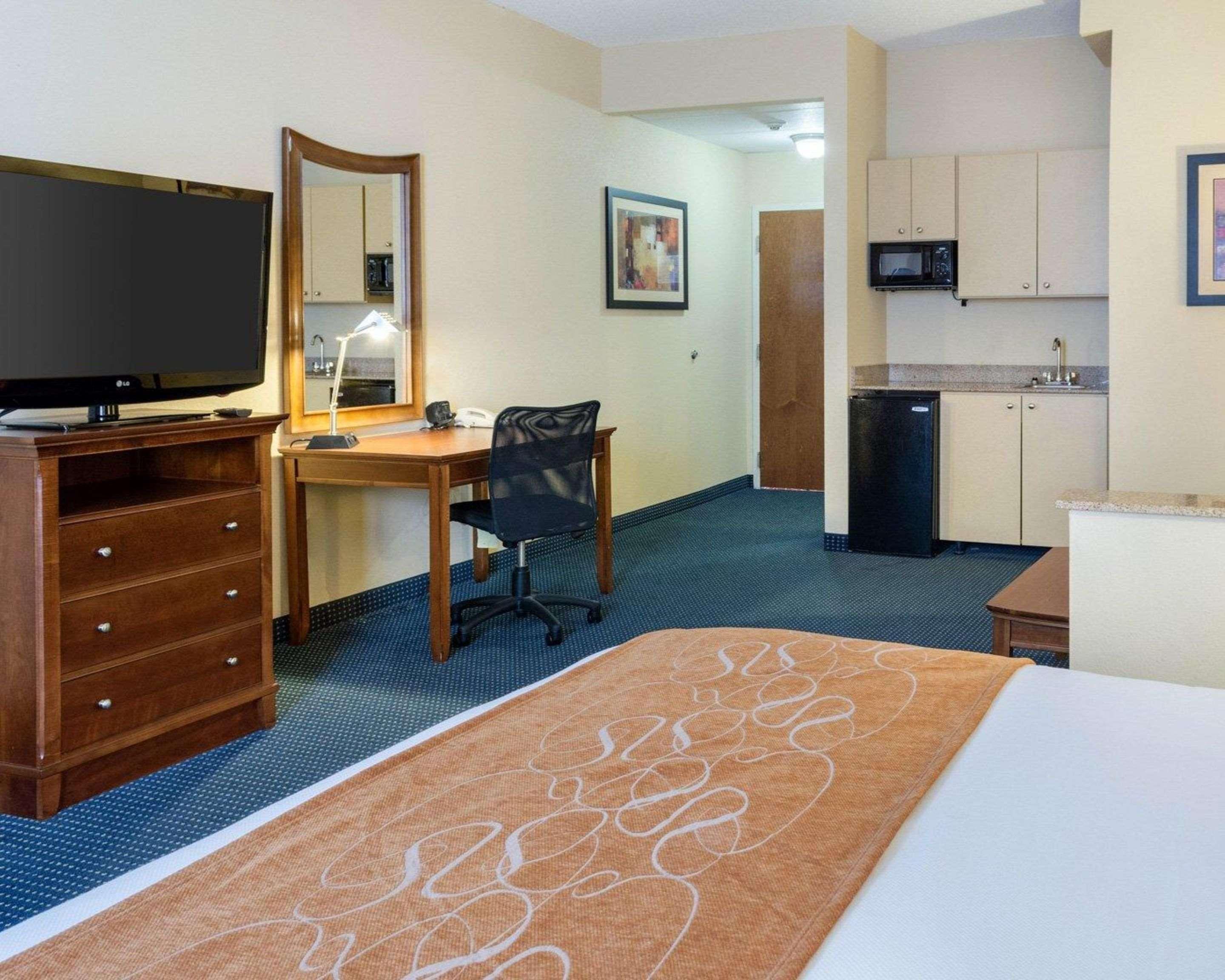 Comfort Suites Newport News Airport Extérieur photo